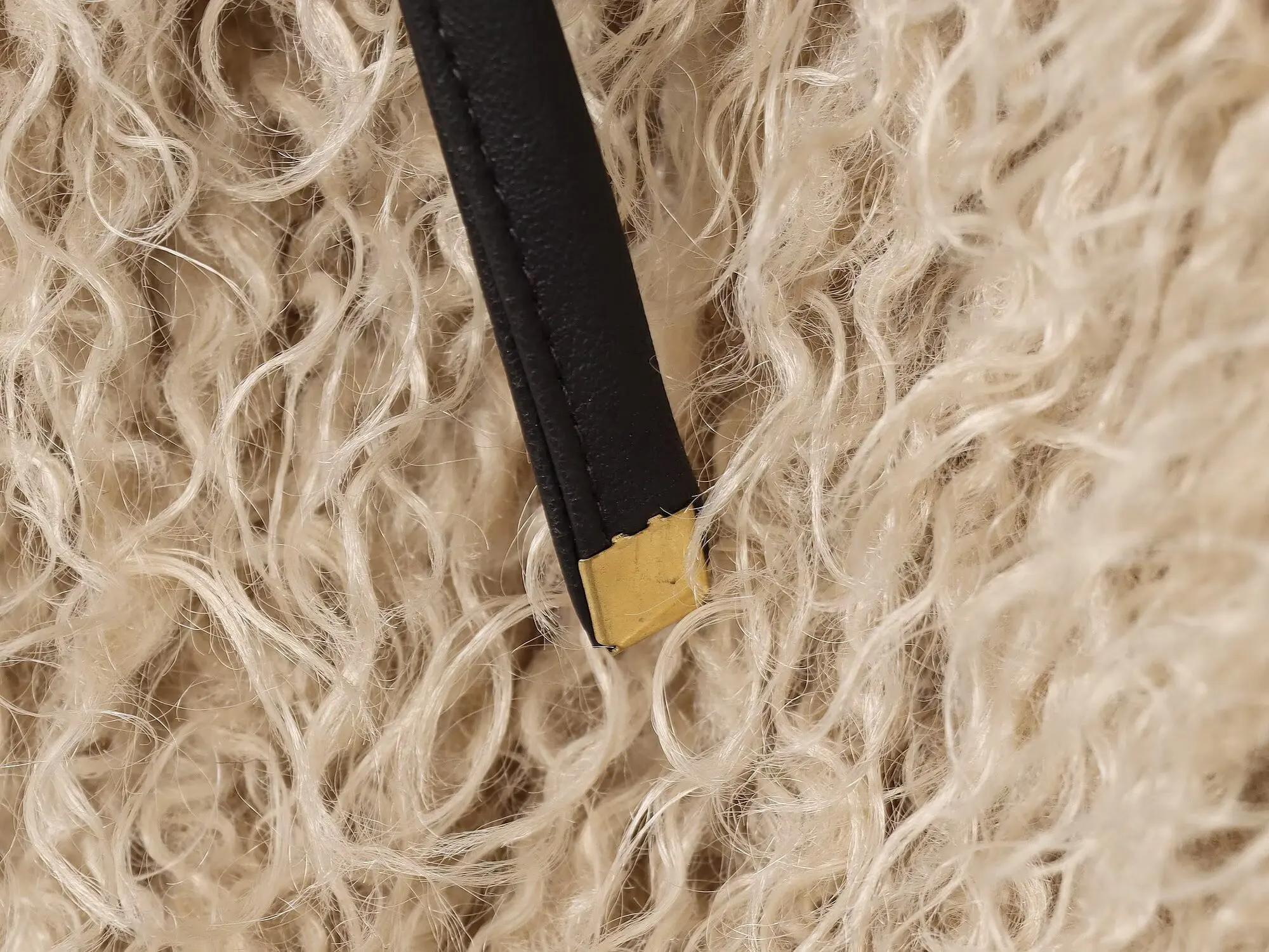 2025年レディース新作秋コレクション　スタイリッシュなラウンドネック　スリムフィットベストジャケット　ベルト付き　ふわふわベストジャケット