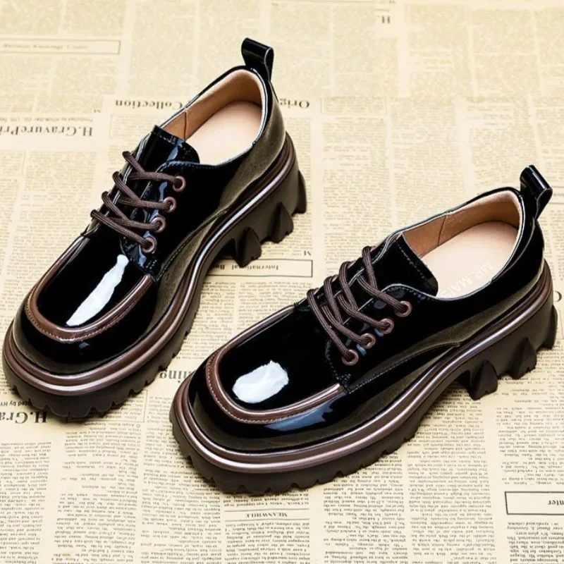 

Женские туфли-лодочки на высоком каблуке и платформе. Женская обувь с круглым носком на каблуке. Рекламная акция Beau Today. Популярный настоящий знак. Роскошный бренд.