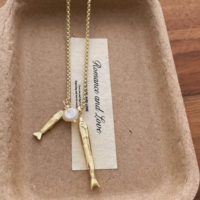 Charmante Halsketten mit Anhängern in Form von Fischen aus Metall und Süßwasserperlen für Damen, vergoldet oder versilbert, mit Kastenkette und Choker-Design. – Detail 4