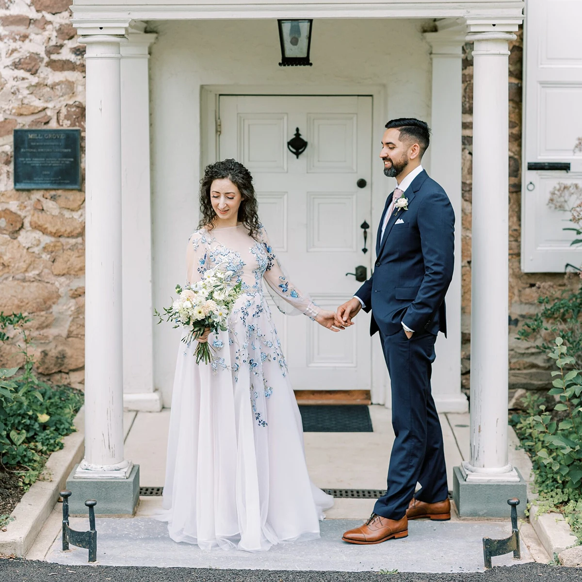 긴 퍼프 소매 블루 자수 비딩 웨딩 드레스 A라인 시스루 보디스 맞춤 제작 가든 튤 브라이덜 가운 트레인 포함