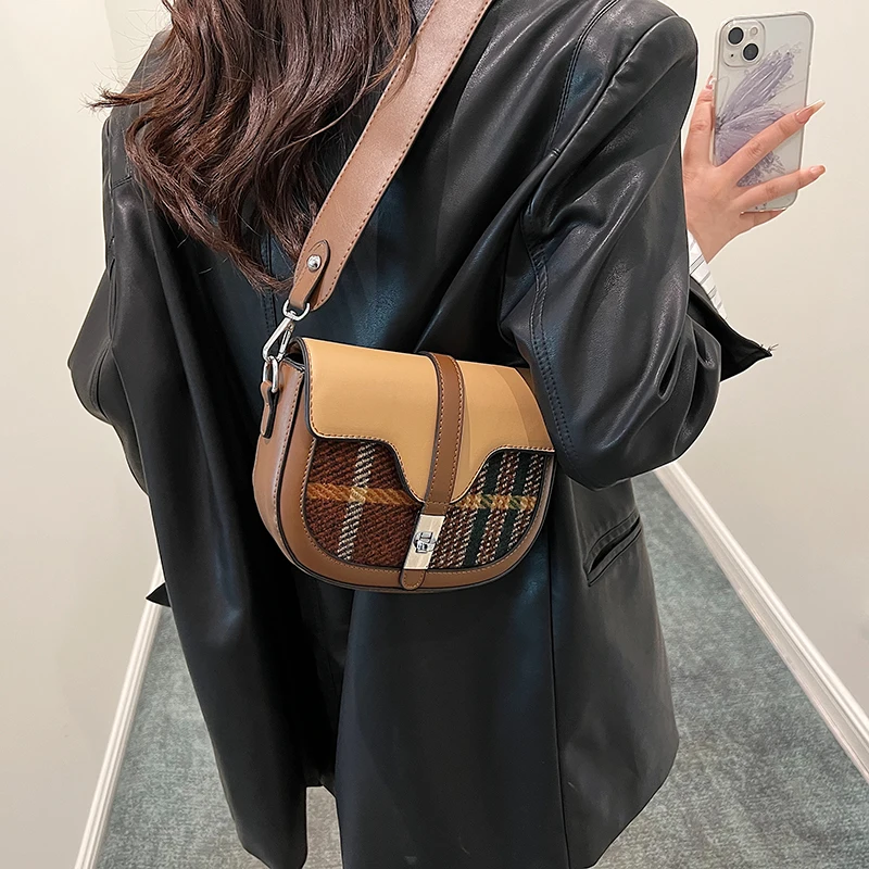 

Paris design style women's crossbody bag, women's luxury trendy handbag, modern casual party chain strap shoulder bag