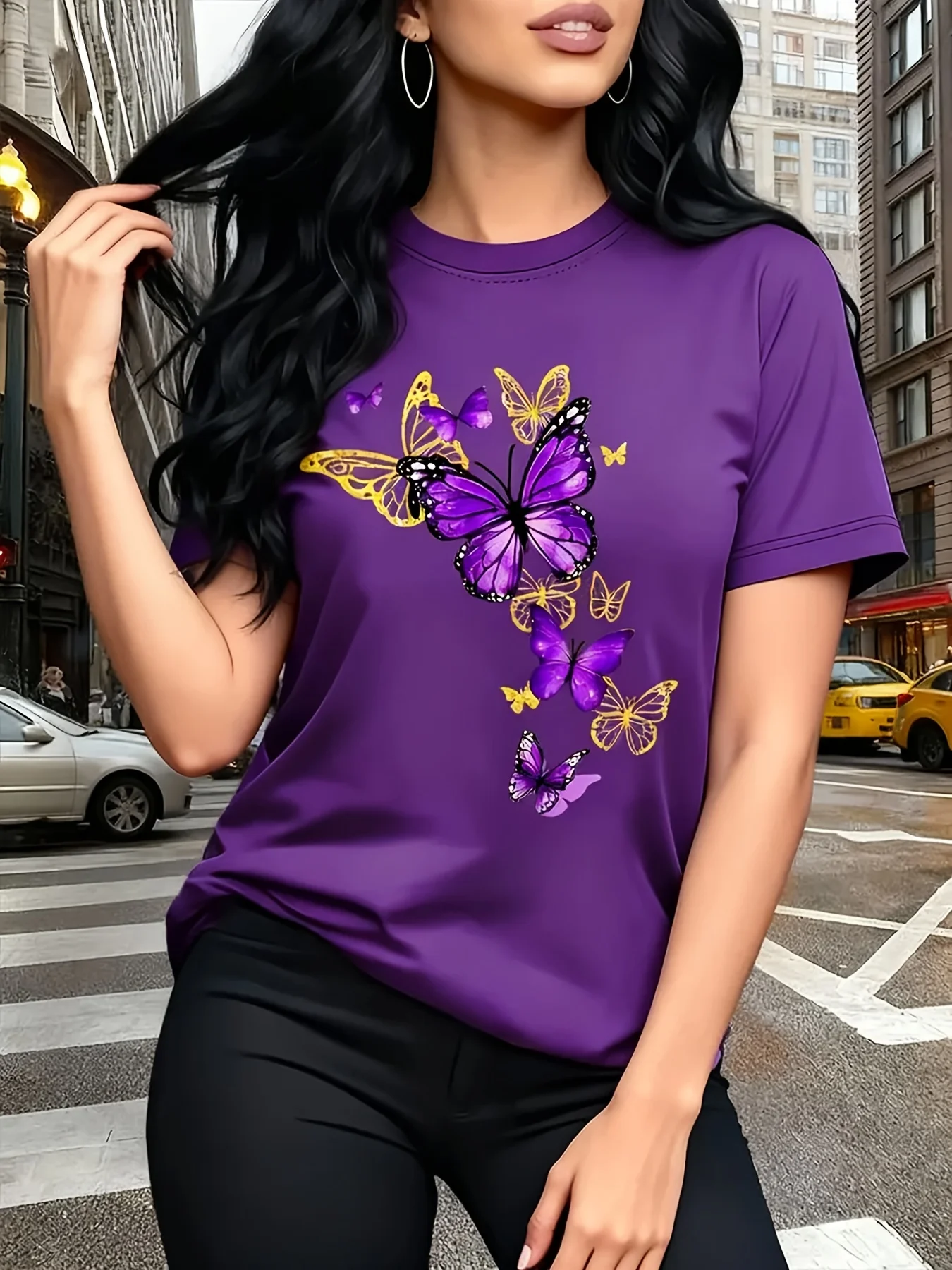 Neues T-Shirt mit Schmetterlingsmuster-Print, Rundhalsausschnitt, goldenem Element-Design, exquisit und wunderschön, atmungsaktiv und leicht.