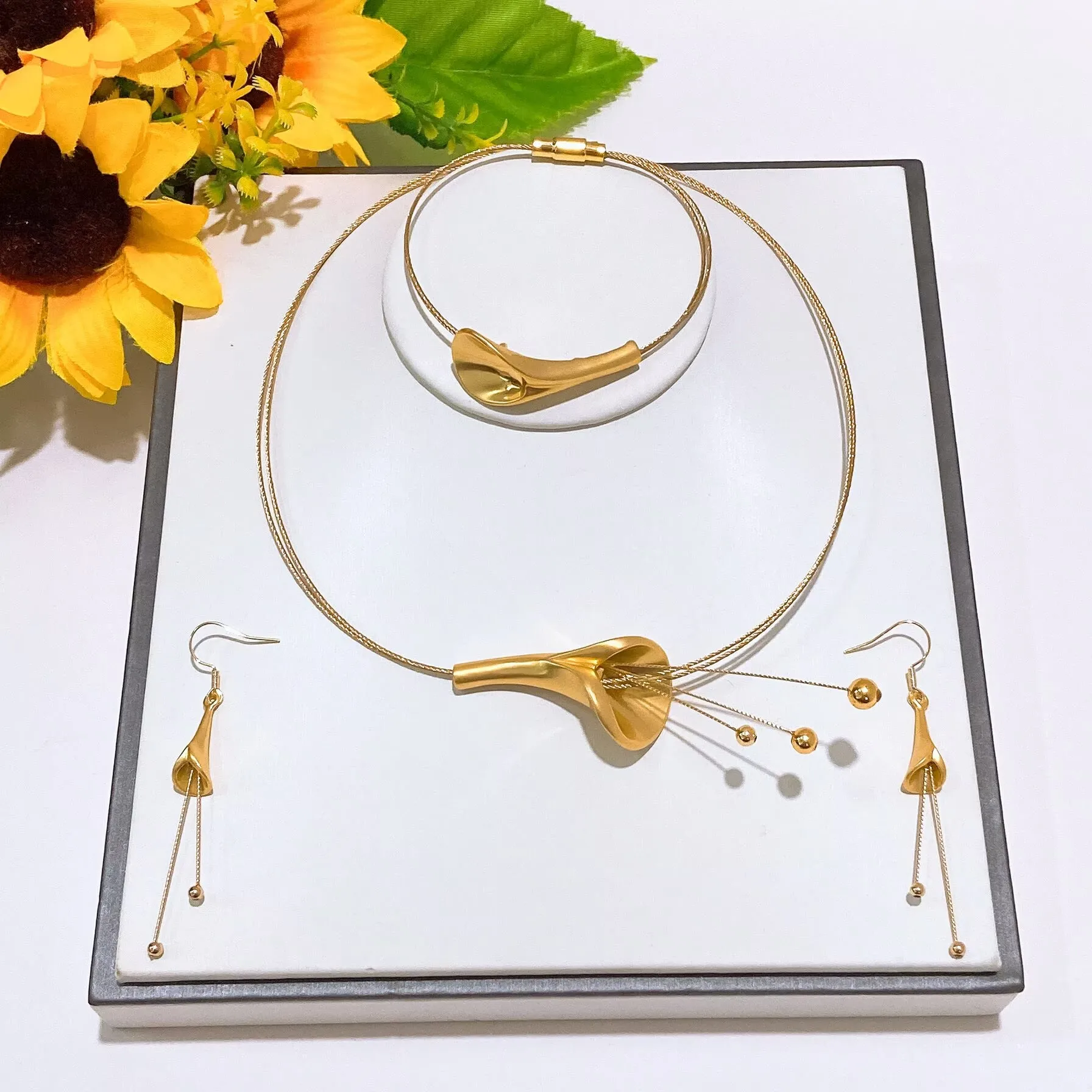 

Ювелирный набор Yulaili Matt Gold Plated Calla Lily с кисточками: элегантное колье, браслет и серьги для женщин, для вечерних мероприятий и банкетов.