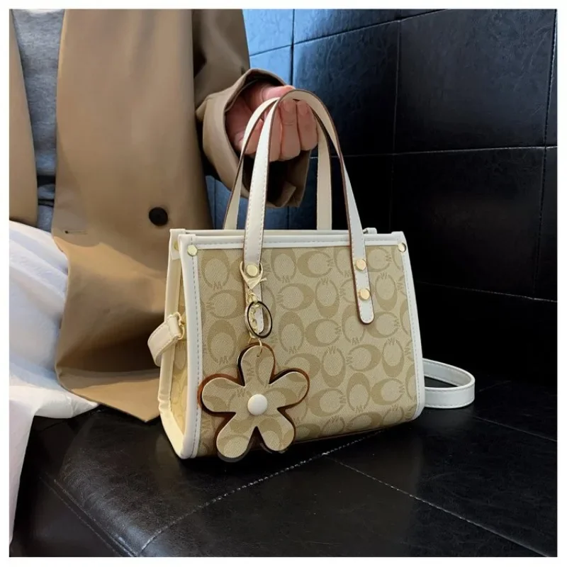 

Новая ручная женская сумка большой вместимости 2025 года, пригородная большая сумка с монограммой, повседневная и универсальная сумка через плечо