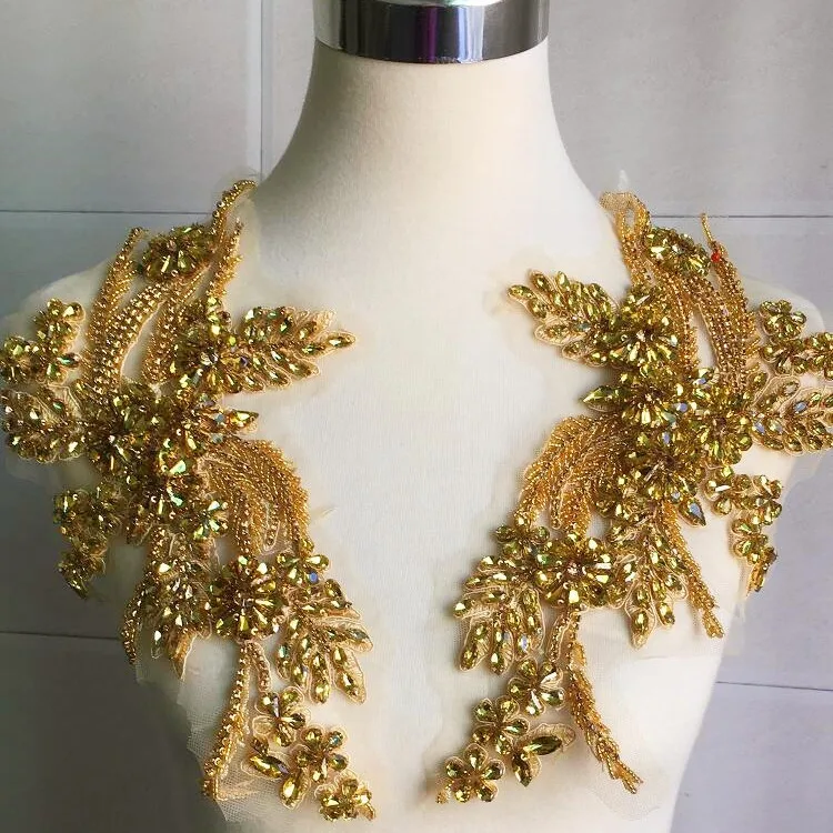 

Красивая пара расшитых бисером больших цветочных узоров, сшитых вручную симметричных аксессуаров для свадебного платья в форме цветка из стекла и бриллианта.