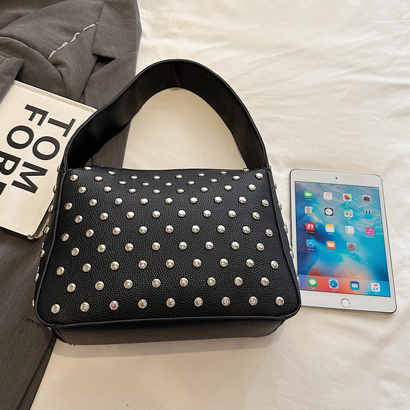 Modische Sling-Handtaschen, Shopper-Tasche, Nieten-Design, Hobo-Schultertaschen, 2024, schwarzer Punk-Stil, Unterarm-Schulter-Handtasche und Geldbörse – Detail 15