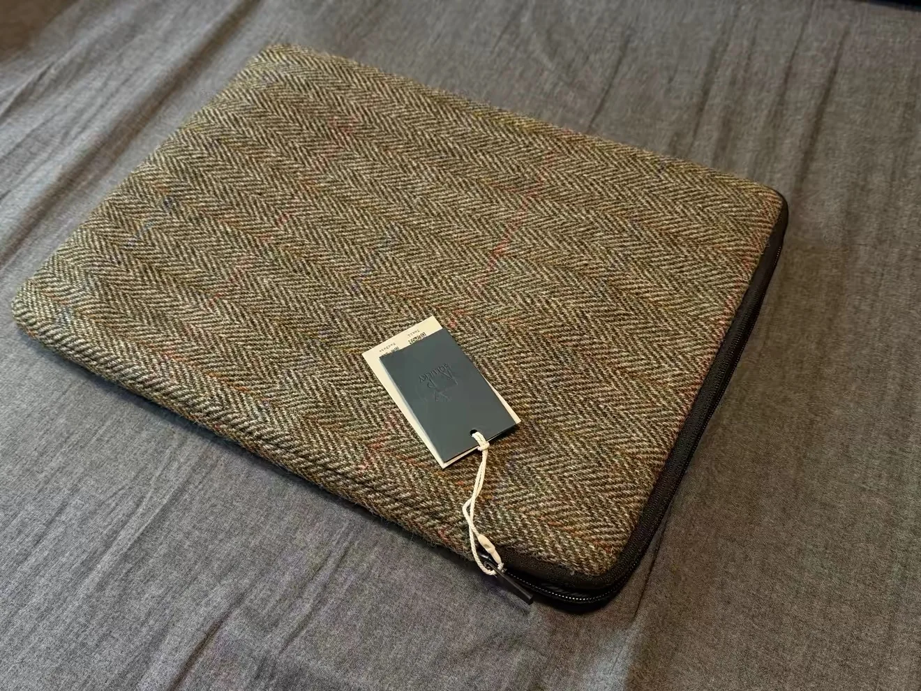 Suitable for the inner case of Macbook laptops. Lightweight and shock-absorbing. Wool tweed protective cover.