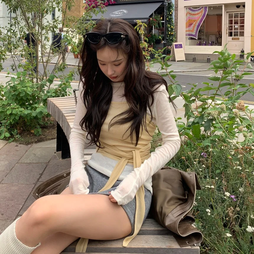 طقم تي شيرت محبوك أنيق للخريف وطويل ورفيع بلون نقي مع حزام Ne معلق بطبقة أساسية خفيفة الوزن