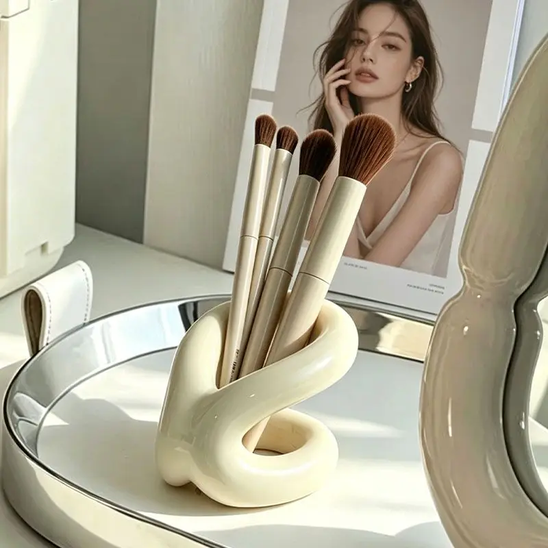 Creative Ceramic High End Cream Style Desk Makeup Brush Holder Ornament Vanity Pen Brush Storage Rack