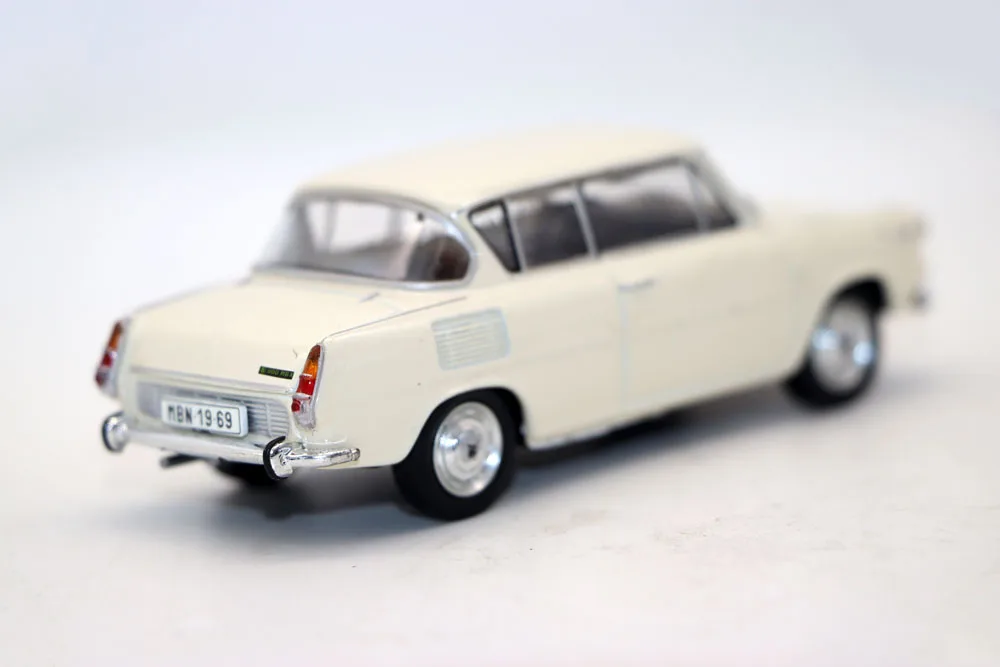 Nouveau modèle de voiture Skoodaa 1100 MBX à l'échelle 1/43 par Abrex pour Collection de voitures jouets en alliage moulé sous pression cadeau