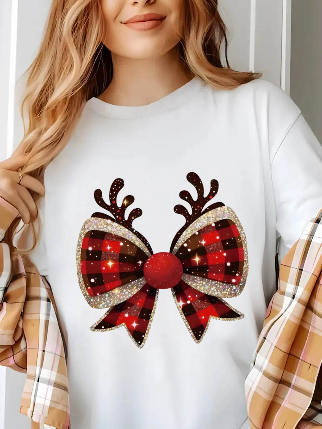 Camiseta navideña rosa suave para mujer con lazo a cuadros rojo y negro y detalles brillantes - Top casual de manga corta con cuello redondo y brillo