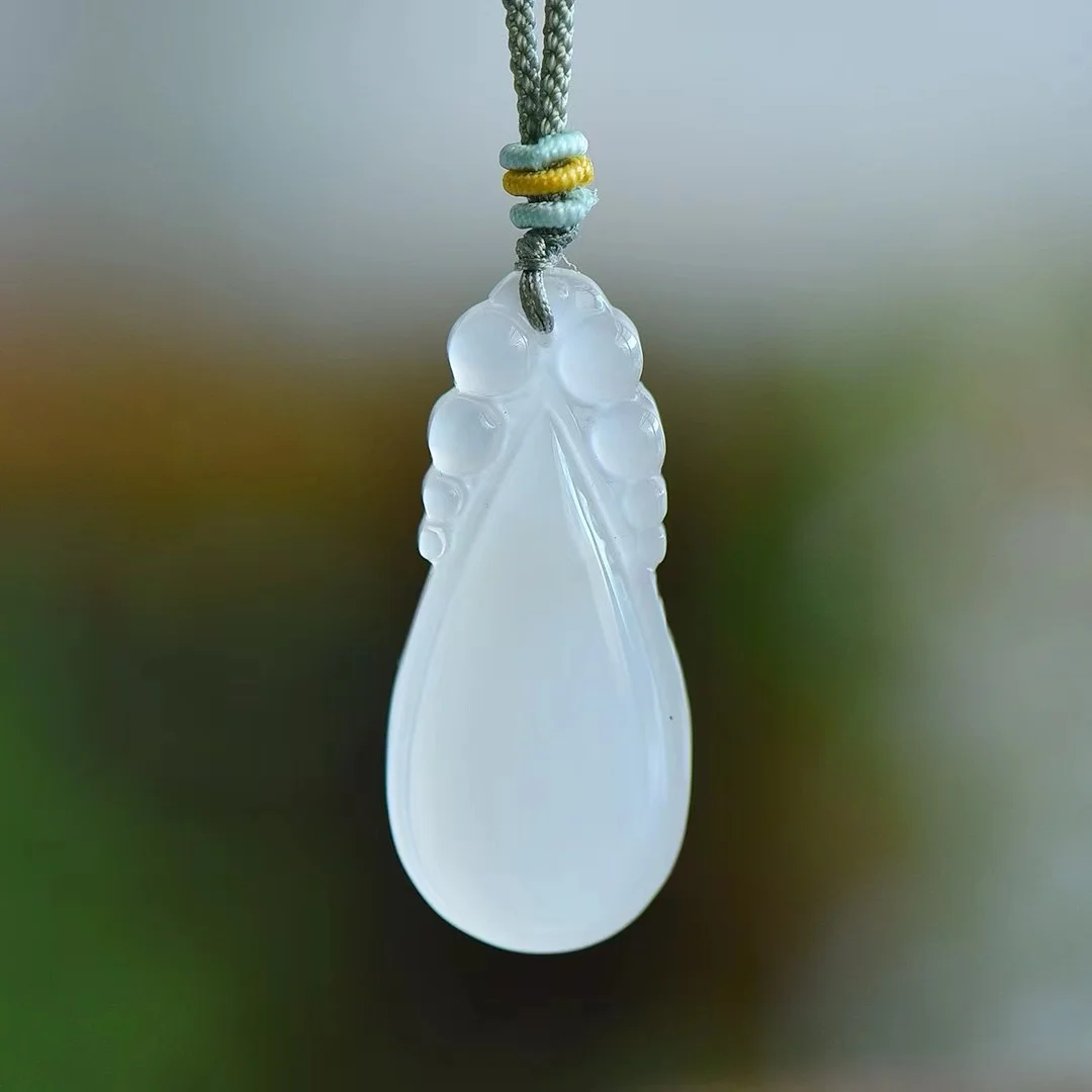 Natuurlijk 100% Echt Ijs Doorschijnend Chalcedoon Jade Hanger Gesneden Druppel Kettingen Hangers Man Vrouw Jade Sieraden Zegene Vrede