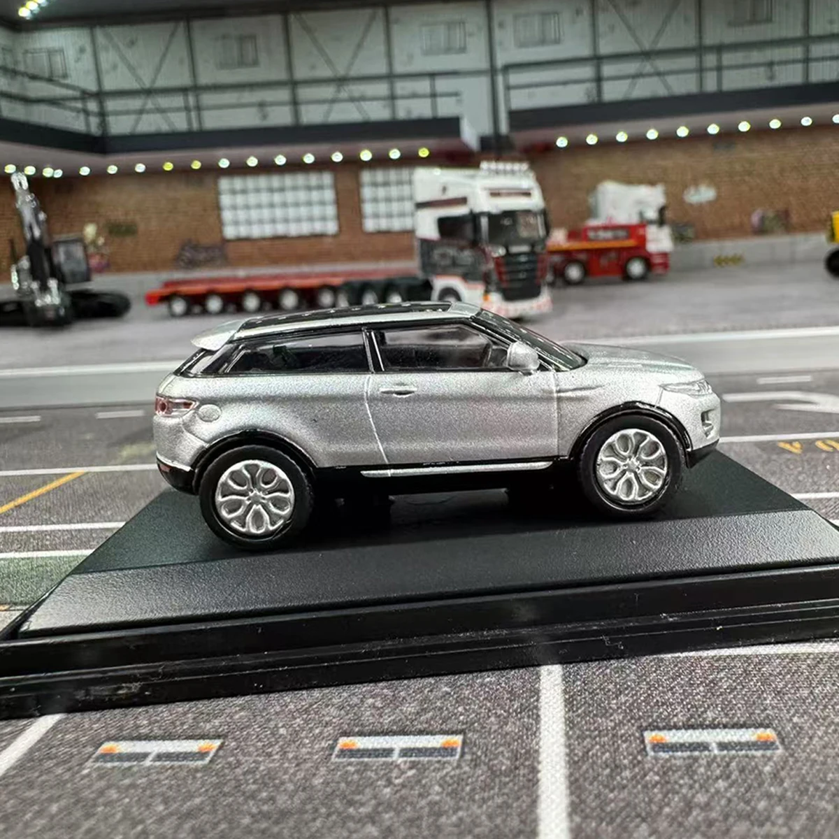 OXFORD 1:76 Skala Diecast Alloy Range Rover Evoque Jeep Zabawki Samochody Model Klasyka Nostalgia Pamiątki dla dorosłych Prezenty Statyczny wyświetlacz
