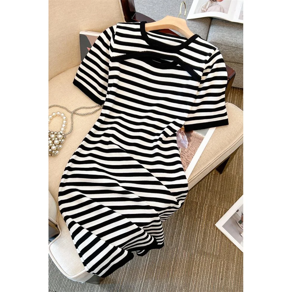 ชุดเดรสเสื้อยืดลําลองฤดูร้อนแขนสั้นลายทาง A-Line แฟชั่นพร้อมความรู้สึกของการออกแบบสําหรับผู้หญิง