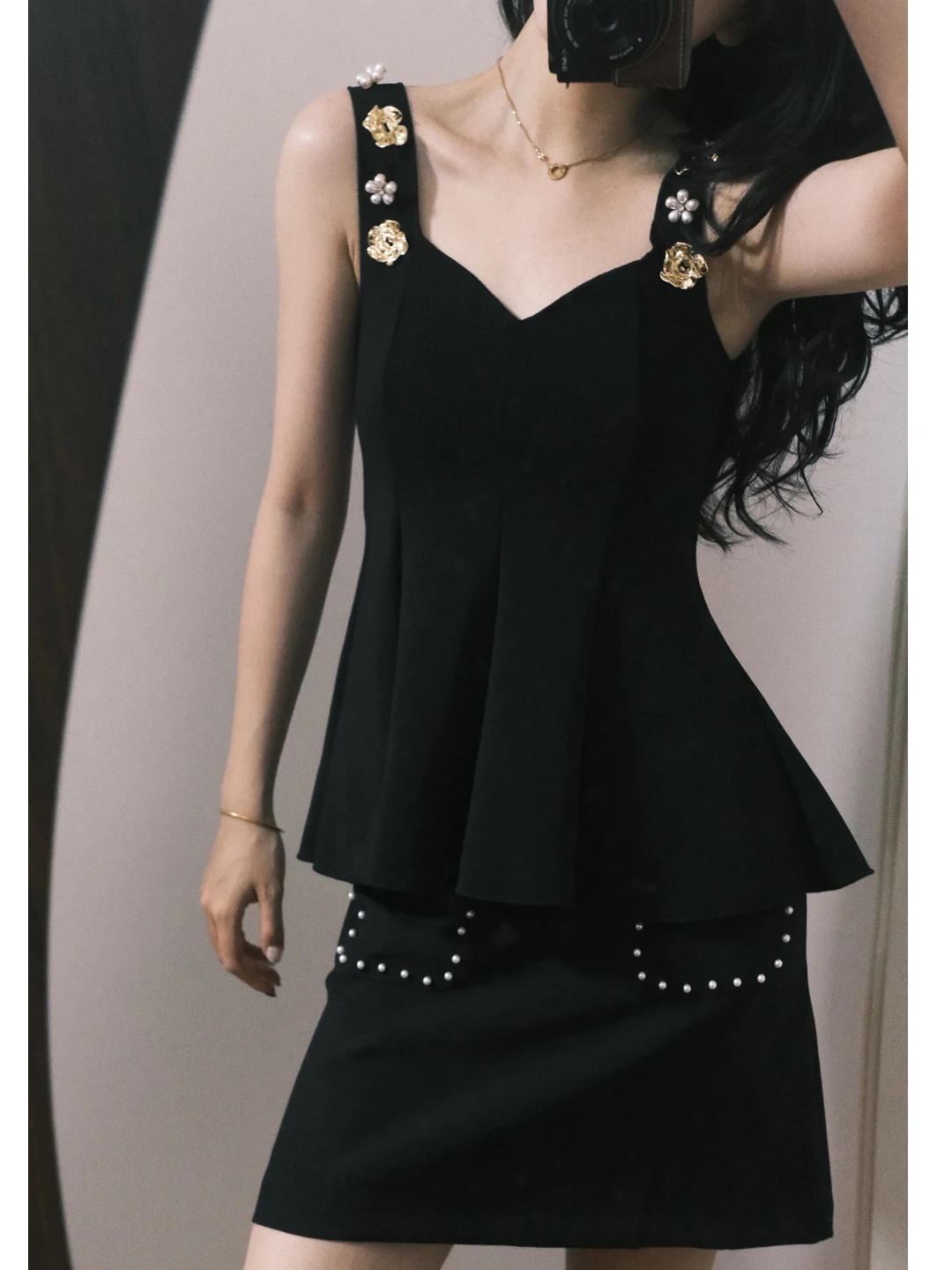 

Bla Heavyweight Diamond Embedded Pearl Slim Fit Hemline Waist Cinched Knitted Strap Vest Top Women's Faion French Sle