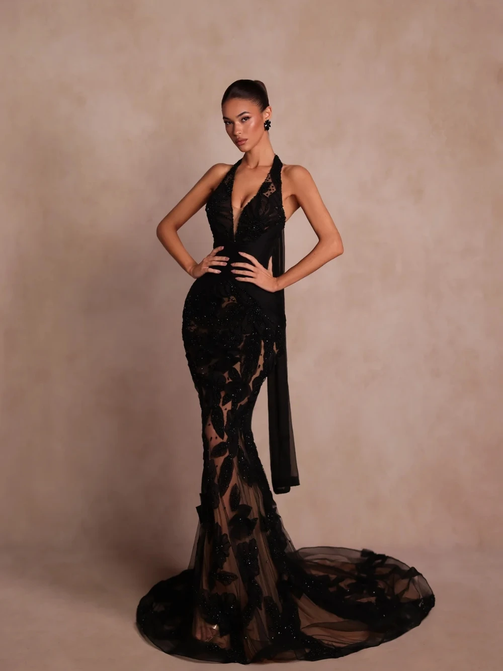 Black Beaded Floral Appliques Evening Dress Fantasy Sexy Mermaid Halter Cocktail Gown Customized Opulent Nude Lining Wear
