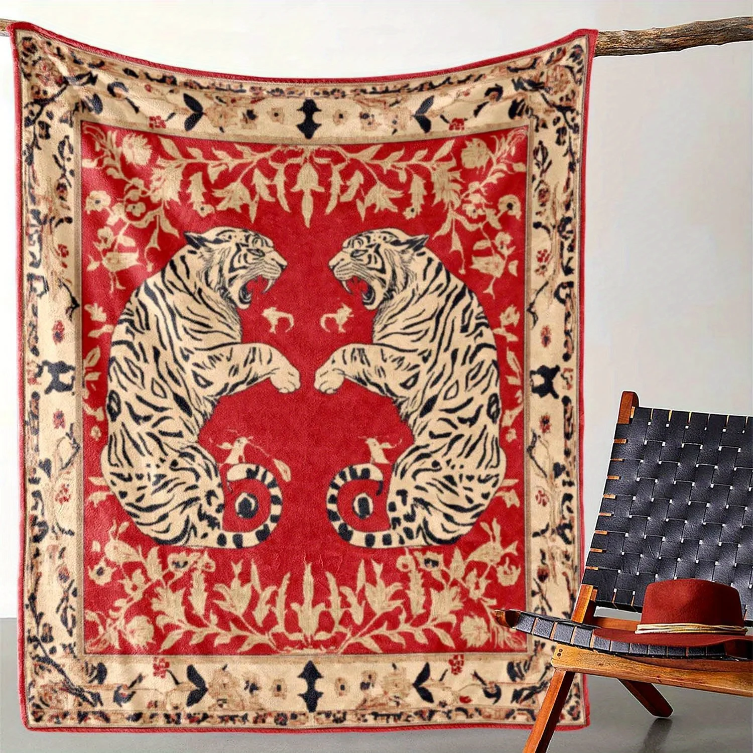 Flanell-Überwurfdecke mit Vintage-Tiger-Print – weiches, warmes, gemütliches Ganzjahres-Rot- und schwarzes Tiger-Design mit beigem Hintergrund, Contempora