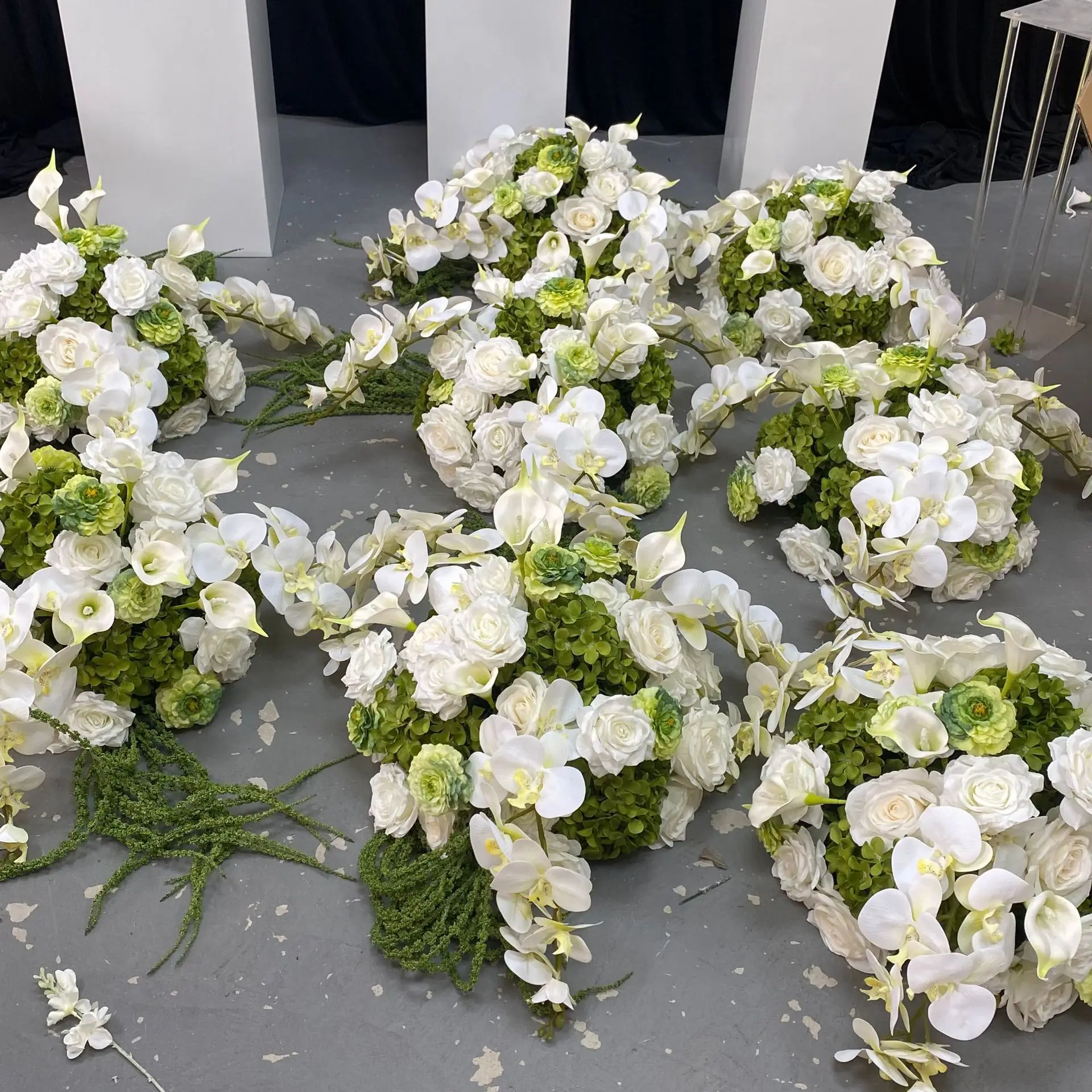 Künstliche Orchideen-Rosen-Kallien-Tischdekoration Weiß-Grünes Blumen-Centerpiece Hochzeits-Bankett-Tischdekoration 30/40/70/80CM – Detail 2