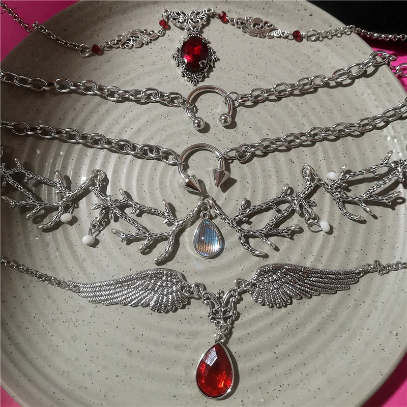 Y2K Gothic Personalisierte Vintage-Halskette mit rotem Kristall-Engelsflügel-Anhänger für Männer und Frauen, Punk-Halsschmuck-Accessoires.