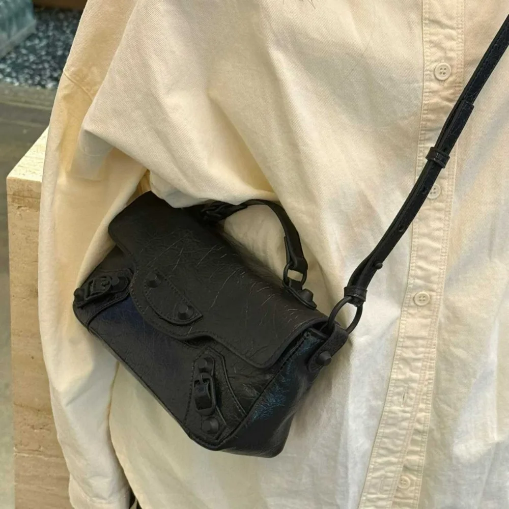 

Trend Locomotive Flip Head Layer Oil Wax Cowhide Messenger Shoulder Premium Simple Fashion Versatile Genuine Leather Women's Bag