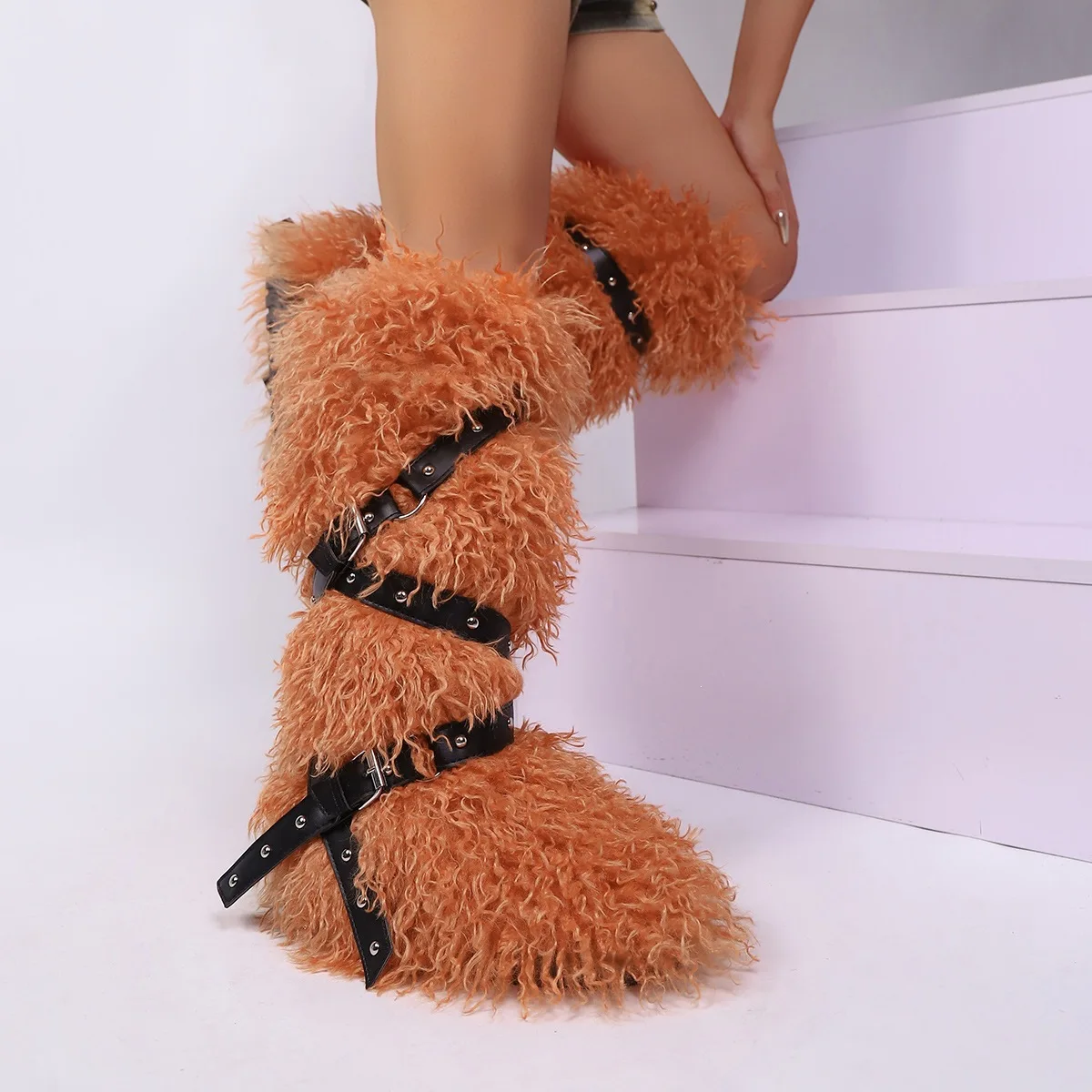 Botas de media caña de lana sintética estilo mongol para mujer, con pelo rizado y adornos de remaches y tiras de PU, calzado de moda Y2K para invierno, cálido y elegante para fiestas.