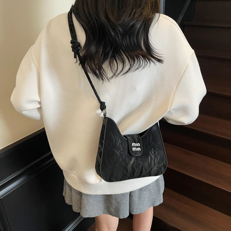 

Trendy Messenger Bag with Crossbody Option, Solid Color Vintage for Commuter, Fashionable Leather Design and Large Capacity