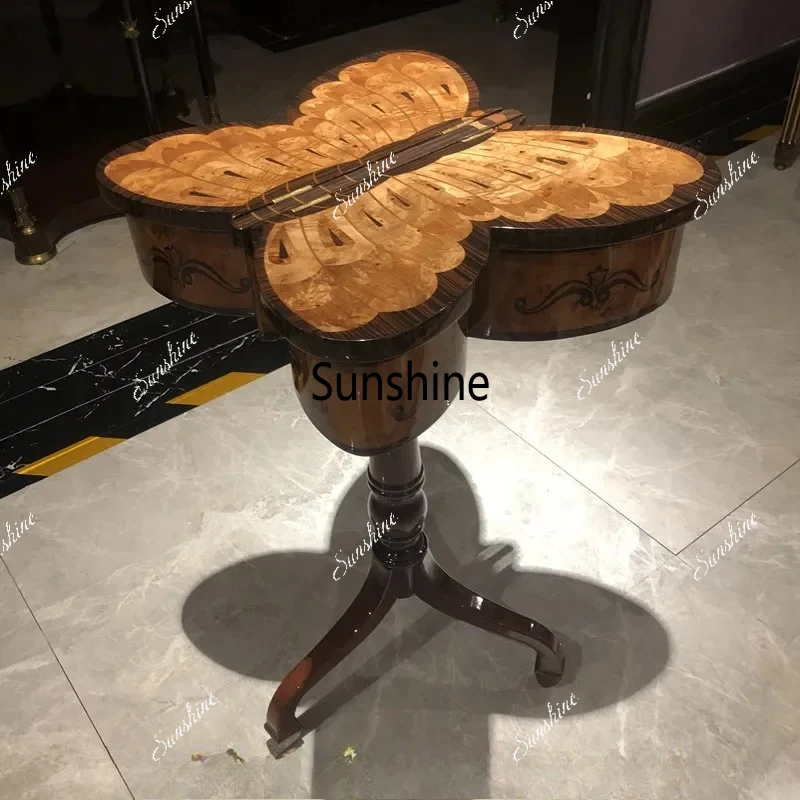 

A few villa cigar boxes by the sofa, a few mahogany corners, and a few butterfly decorations in stock.