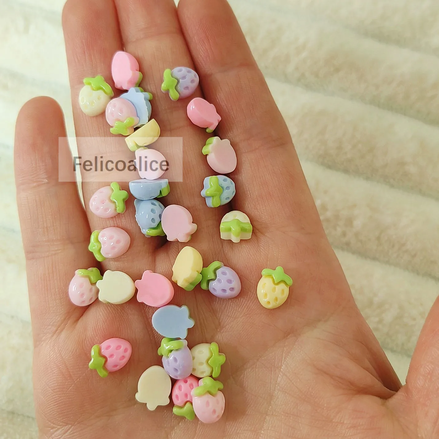 30 Stück Neue Niedliche Mini-Erdbeerblumen aus Harz mit Flacher Rückseite für Schmuckherstellung, Maniküre und Haarschmuck 7mm*9mm – Detail 4