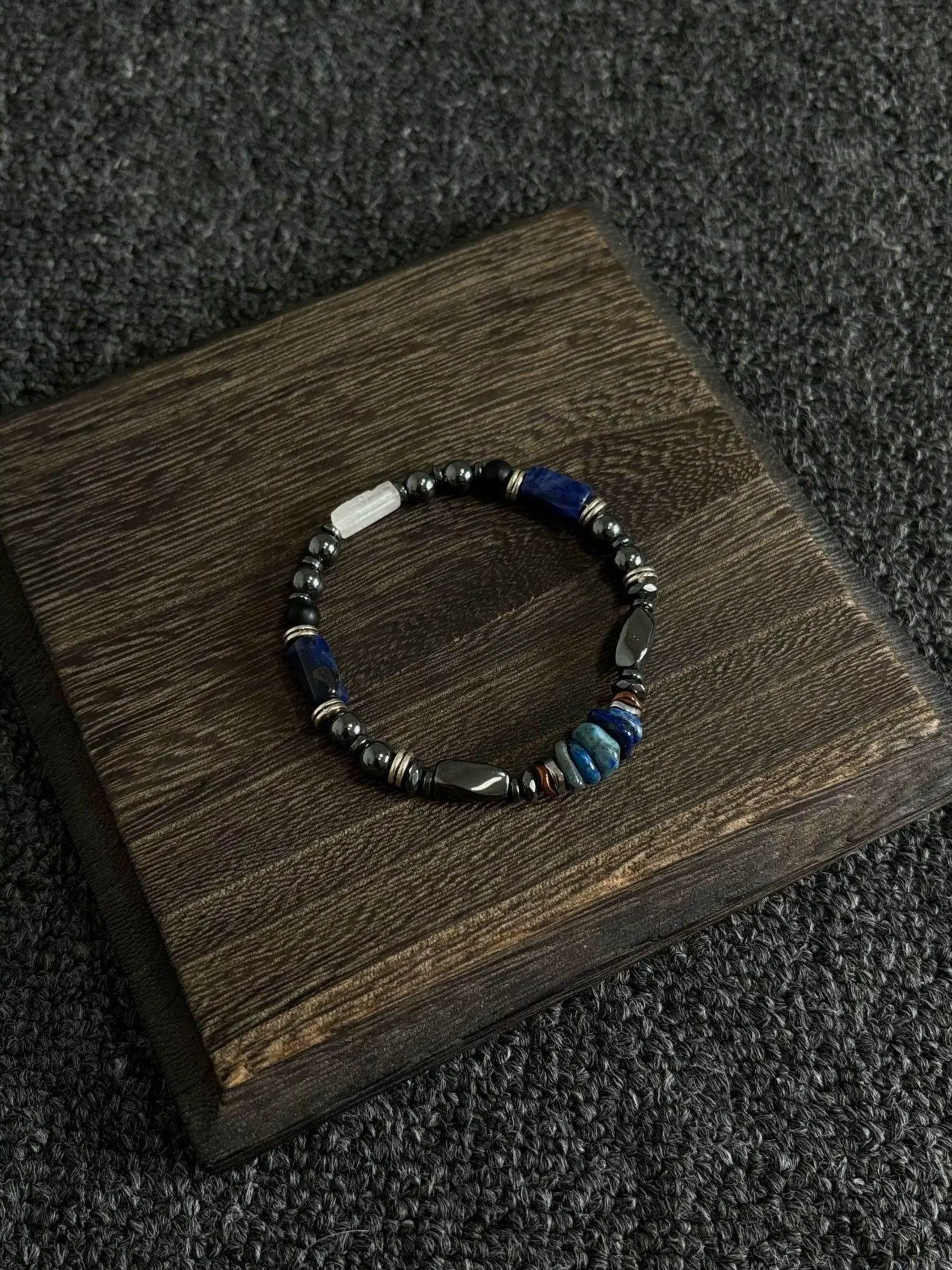 natural-stone-black-gallstone-blue-turquoise-spliced-bracelet-minimalist-hand-jewelry-accessory-simple-yet-elegant-design