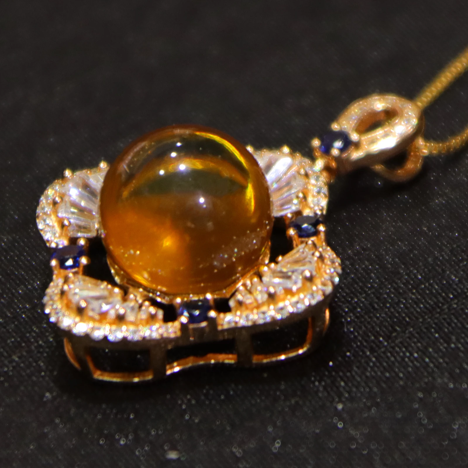 12mm ナチュラル ブルー アンバー ペンダント ネックレス ケルト クローバー ベゼル付き - 彼女の親友への完璧な記念日ギフト