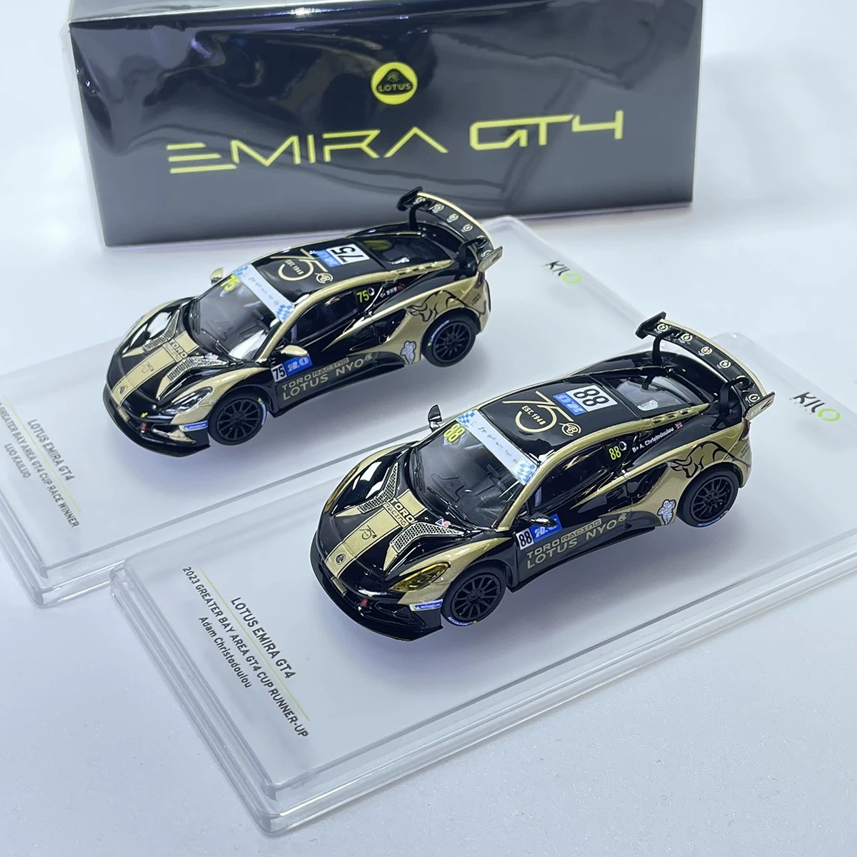 Kilo Works 1:64 Vollständige Rennwagen-Kollektion Lotus Emira GT4 # 75/ # 88 & Audi R8 LMS GT3 Evo II # 1 Diecast-Modellauto-Set auf Lager – Detail 5