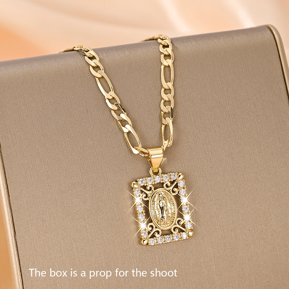Catholic Vintage-Style Hollow-Out Virgin Mary Pendant Necklace for Women, Embellished with Translucent Zircon, 50cm Comfortable Figaro Chain, Exudes a Divine and Gentle Atmosphere, Combines Both Faith Symbolism and Aesthetic Appeal, Ideal for First Communion Ceremonies, a Heartfelt and High-Quality Catholic Baptism Gift