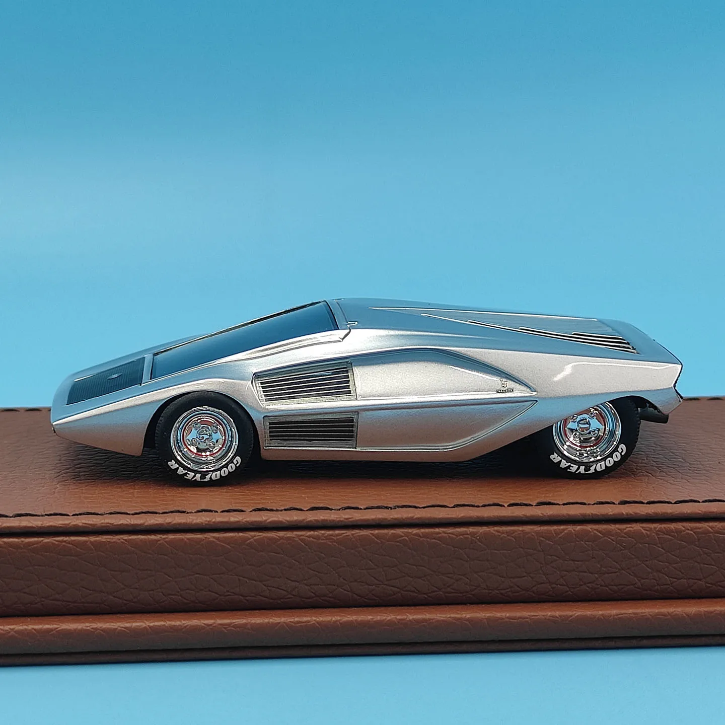 Afbeelding 3: ENGUP schaal 1:43 Lancia - Zero Concept 1970 zilveren automodel van hars