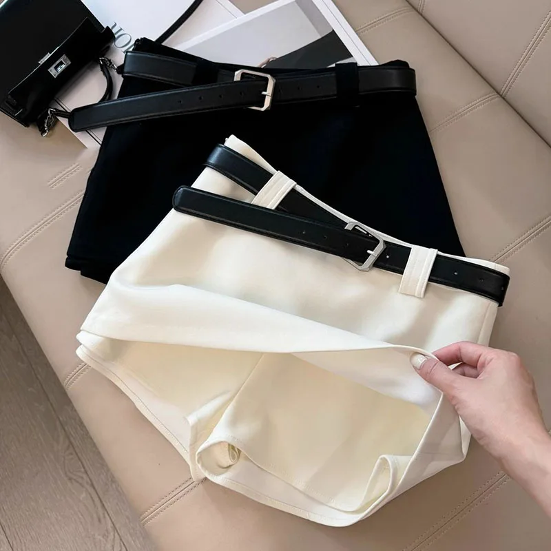 Schwarz-weiße Büro-Anzugröcke für Damen, sexy Shorts, Minirock, Streetwear, koreanische Mode, passend zu allem, mit Gürtel, A-Linien-Röcke