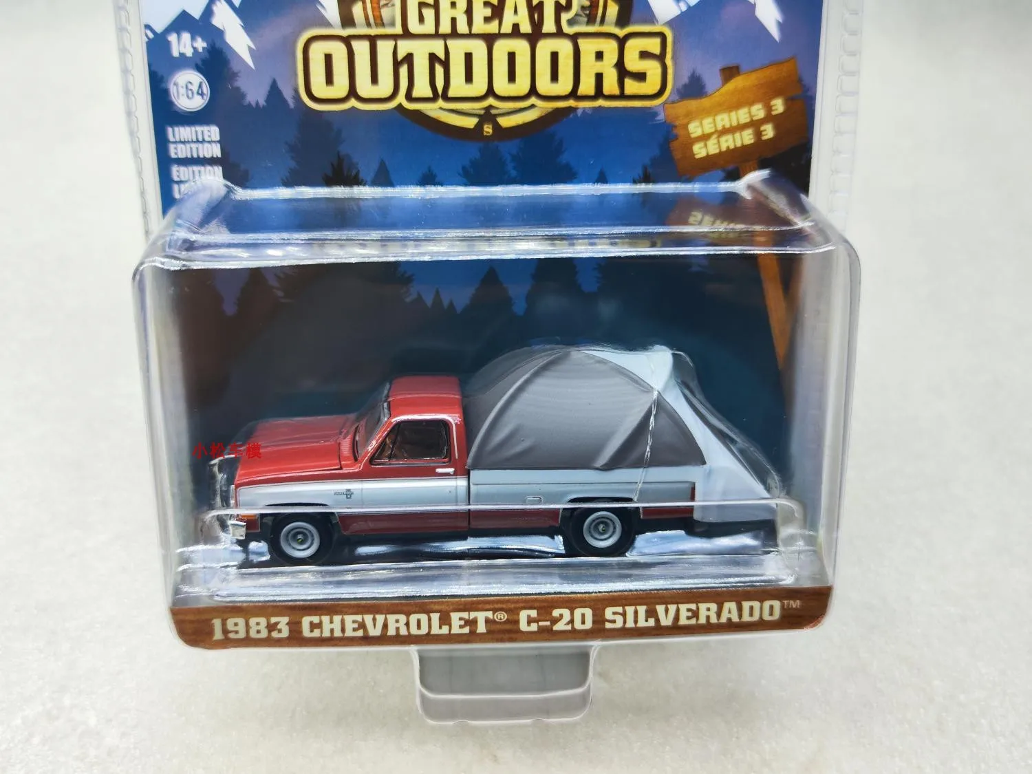 Luz verde 1:64 1983 C20 Silverado - Metal vermelho e prateado com modelo de barraca de cama de caminhão Edição limitada Pingente de parede colecionável Gifta