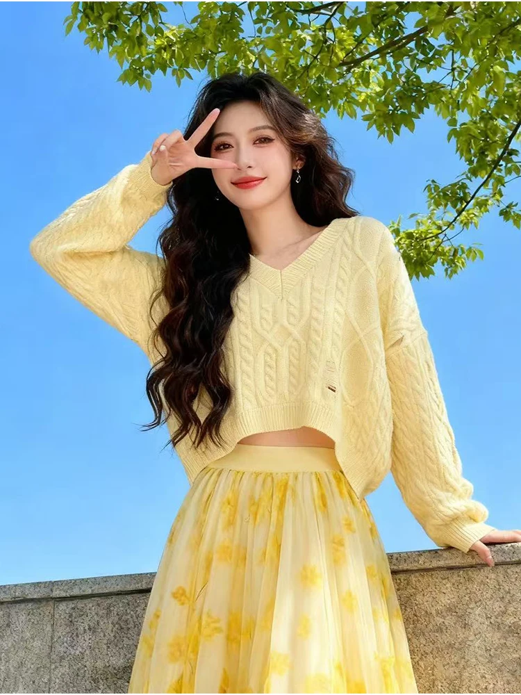 

Ladies' Yellow V-Ne Knitted Sweater with Hole Design And Floral Skirt Two-Piece Set Sweet And Age-Reducing Faion