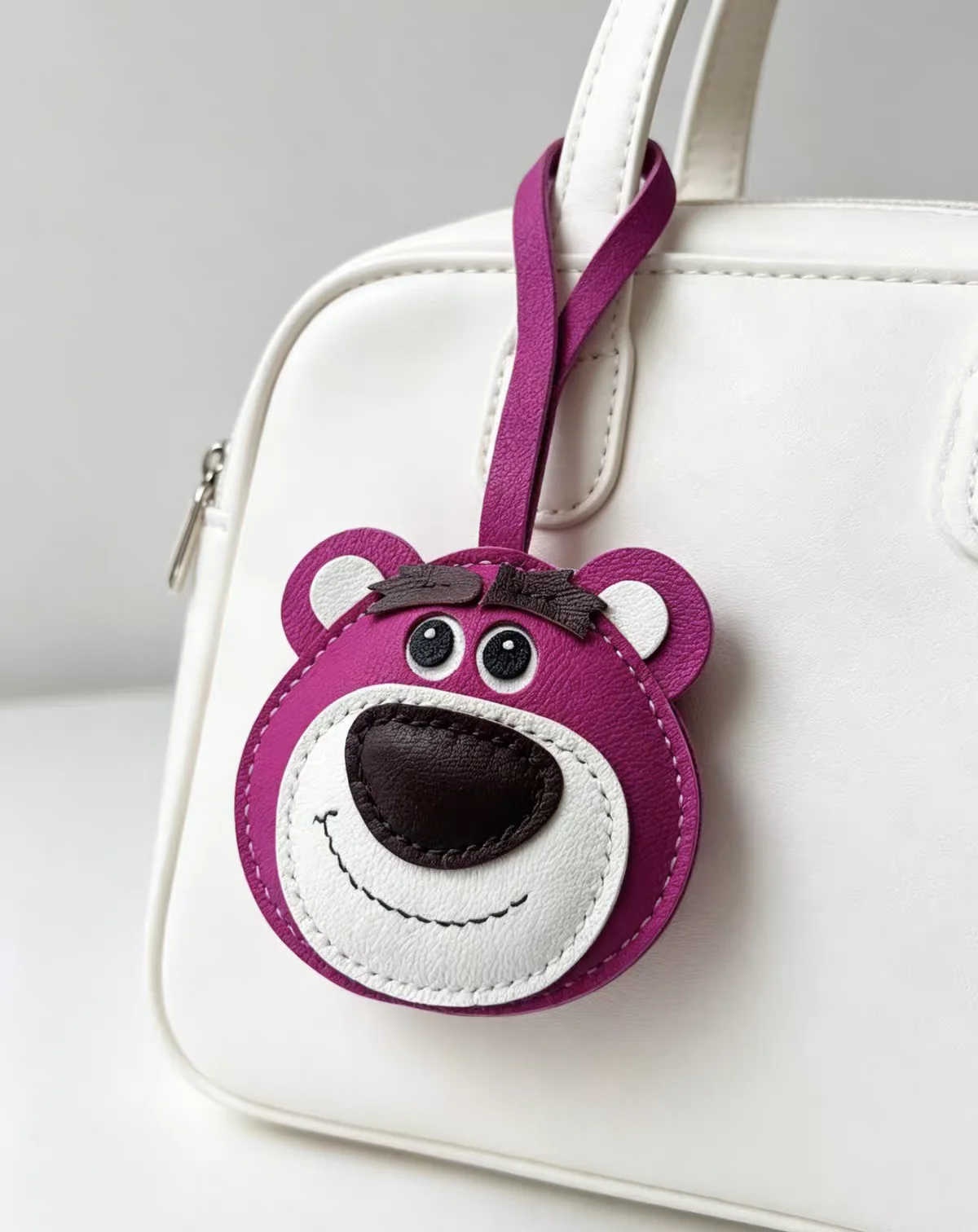 Handgefertigter Leder-Taschenanhänger Niedlicher Rosa Bär mit Großem Glücklichen Lächeln - Hängender Anhänger für Handtaschen, Canvas-Taschen & Schlüssel – Detail 2