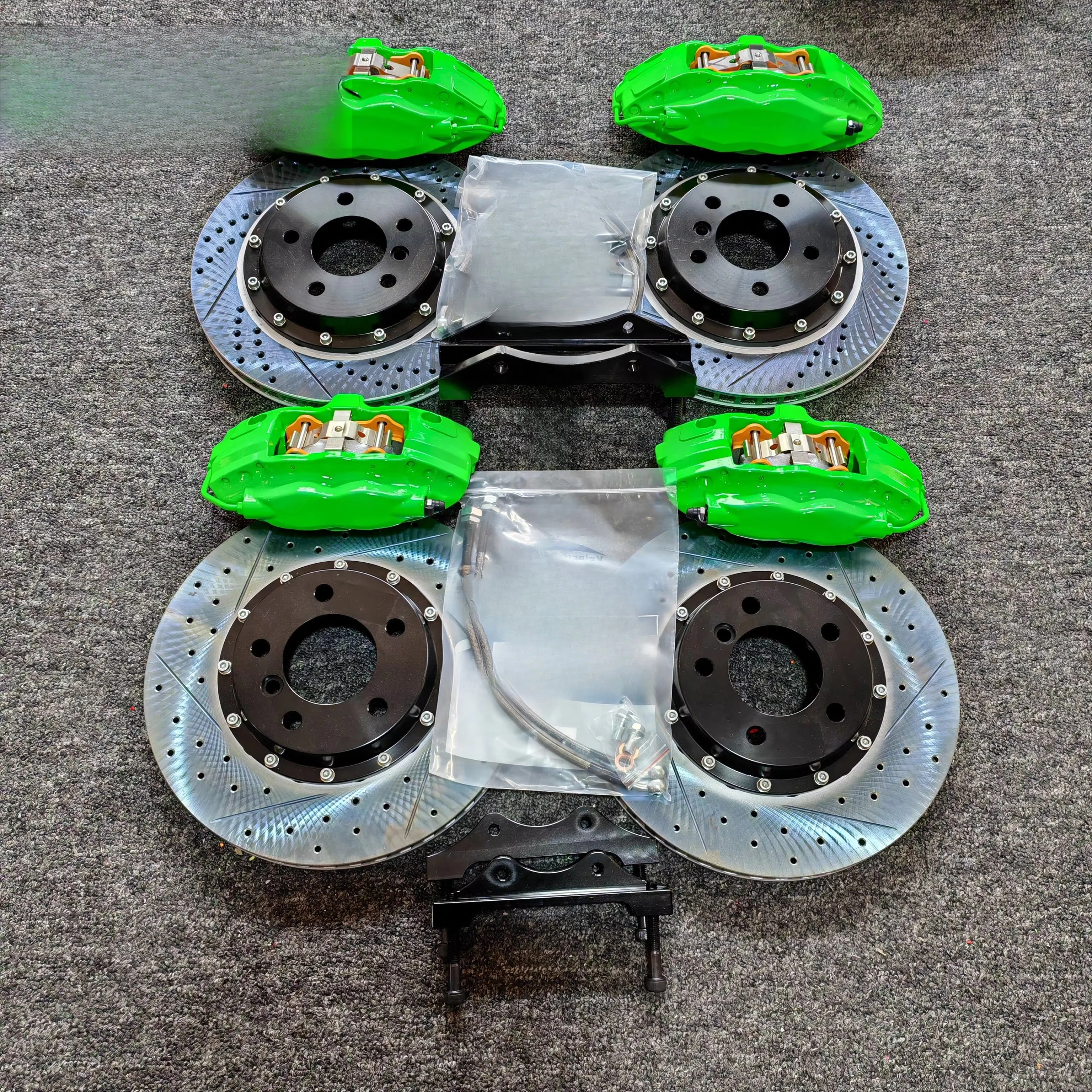 

Grand Brake Kit 4 Pistons F50 + F40 for 330mm ceramic discs on E90 17-inch wheels