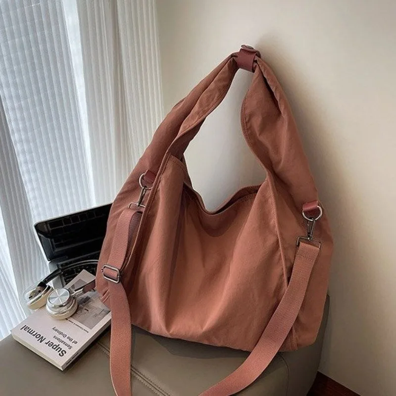 

Элегантная стильная повседневная сумка-тоут однотонного цвета для бизнеса, отдыха и поездок на работу, с классическим дизайнерским подходом, вдохновленным парижской модой.