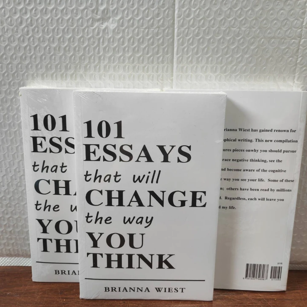 101 مقالة تتغير الطريقة التي تعتقد بها كتابًا باللغة الإنجليزية ذات الغلاف الورقي