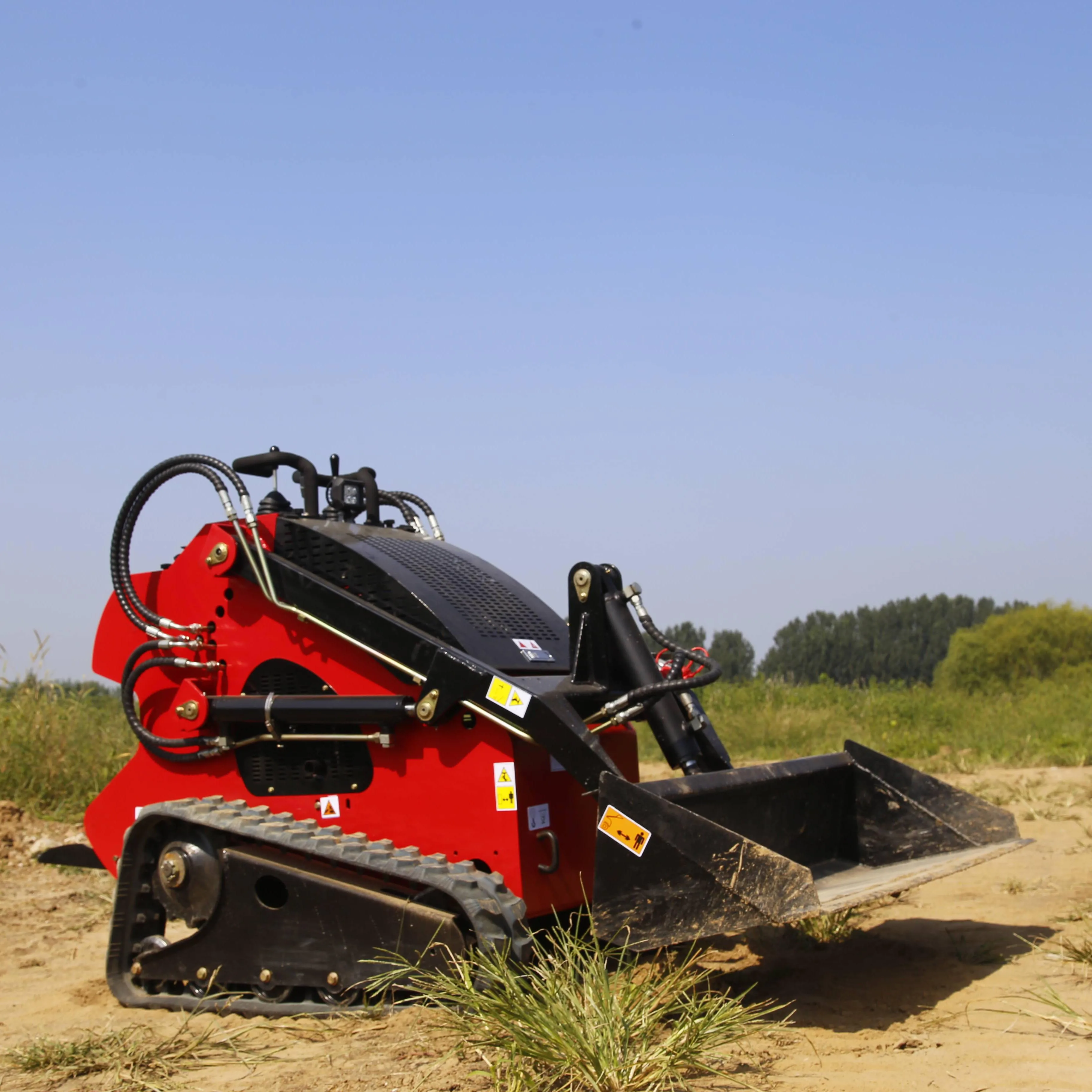 ยูโร 5 EPA Mini Skid Steer Loader จีนผู้ผลิตขนาดเล็ก Mini Skid Steer Loader 500 กก.1 ตัน Mini รถตักล้อยาง