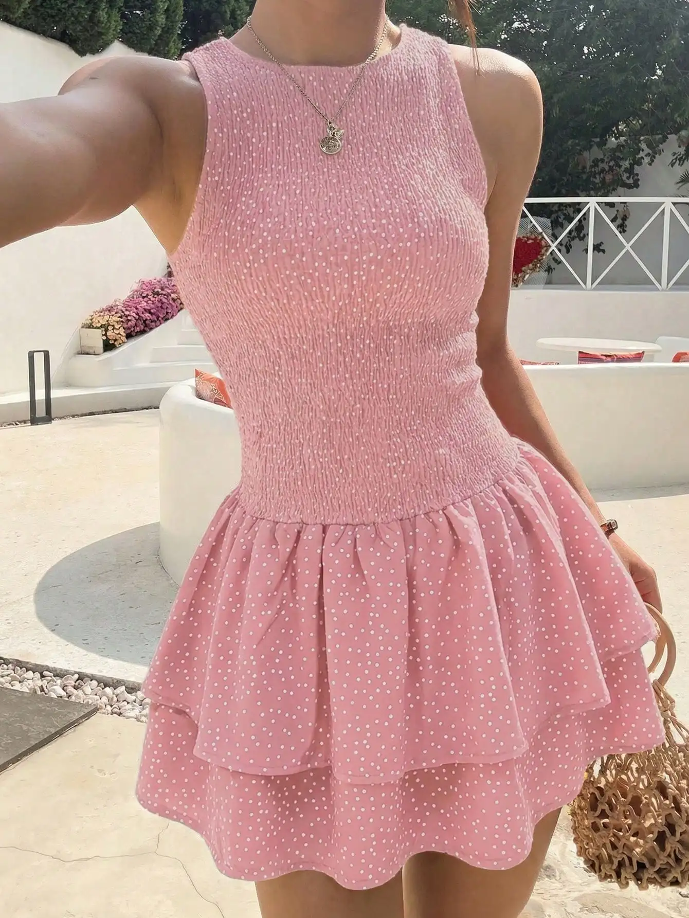 

Розово-красное мини-платье в клетку с вышивкой, без рукавов, с двухслойной юбкой с оборками, во французском романтическом летнем стиле