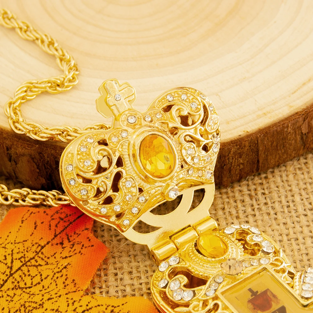HTISOK Orthodoxes Kreuz-Anhänger, Zinklegierung Jesus-Anhänger, vergoldet mit gelben Edelsteinen und Strasssteinen, Geschenkbox Priesterkreuz – Detail 2