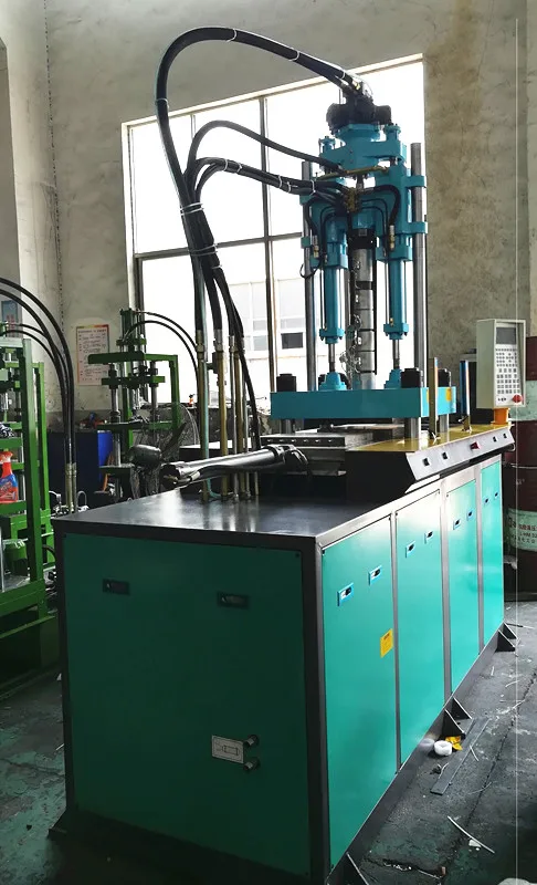 Prise de courant en plastique à haute efficacité faisant une machine de moulage plastique verticale avec double table coulissante