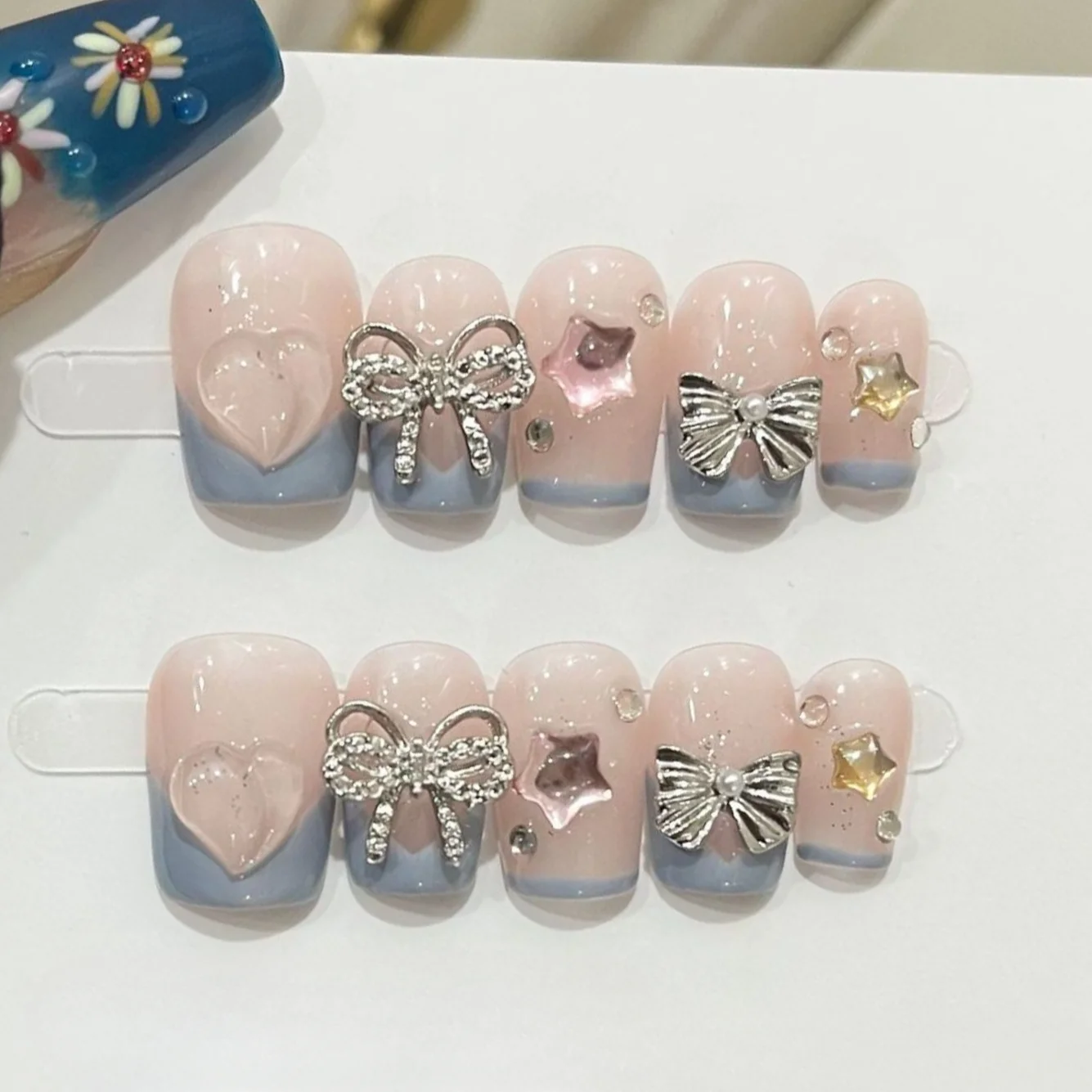 Bonito Handmade Imprensa Em Unhas, curto redondo Falso Unhas Francesas, Diamante Design Do Coração, Wearable Manicure Nail Dicas, Cobertura Completa, 10Pcs