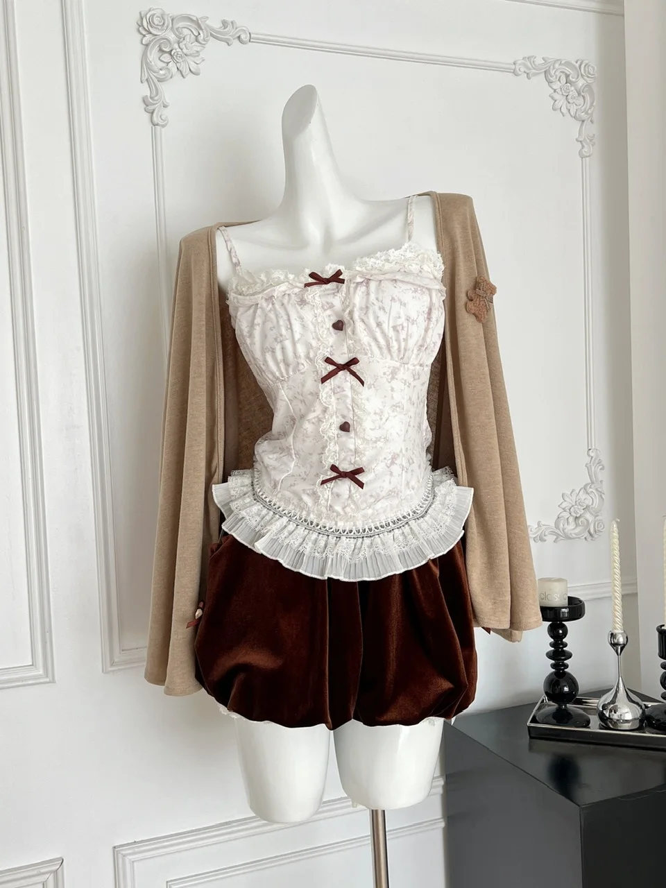 

Тер-топ с кружевной отделкой Sweet Knot плюс открытый кардиган Lazy Sle плюс утягивающий комплект из двух предметов с бутонами цветка