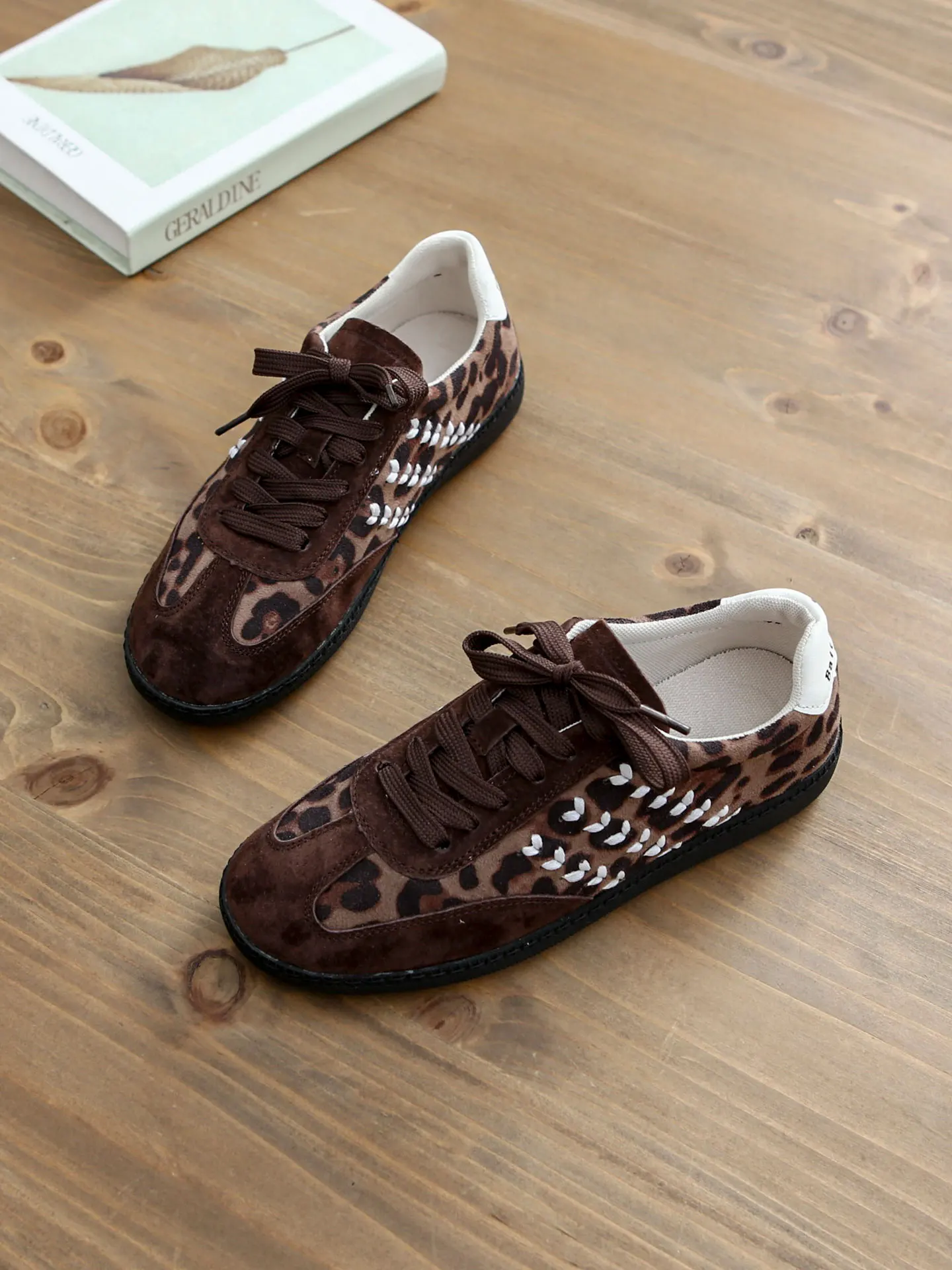 

Retro Leather Leopard Print Casual Deqin Shoes Handmade Flat Bottom Laced Sports Shoes College Style Agan Shoes Autumn Season