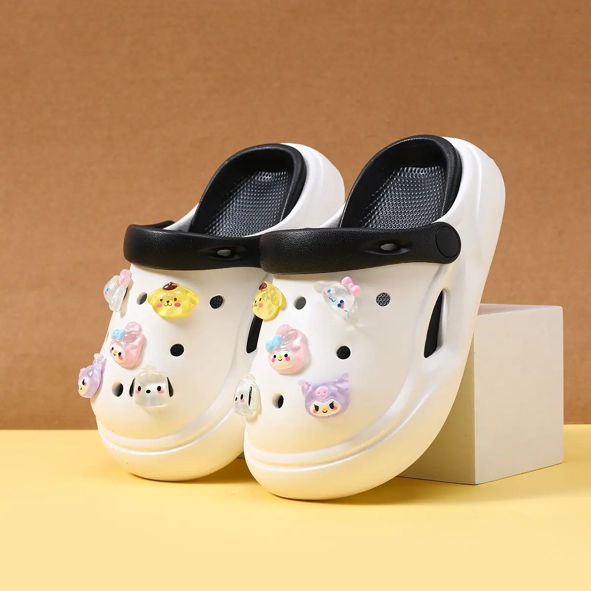 

Multi-Color Sanrio Themed Kids Clogs, Cute Transparent Cartoon Charms Comfortable Eva Sandals for Daily Play and Outdoor Wear