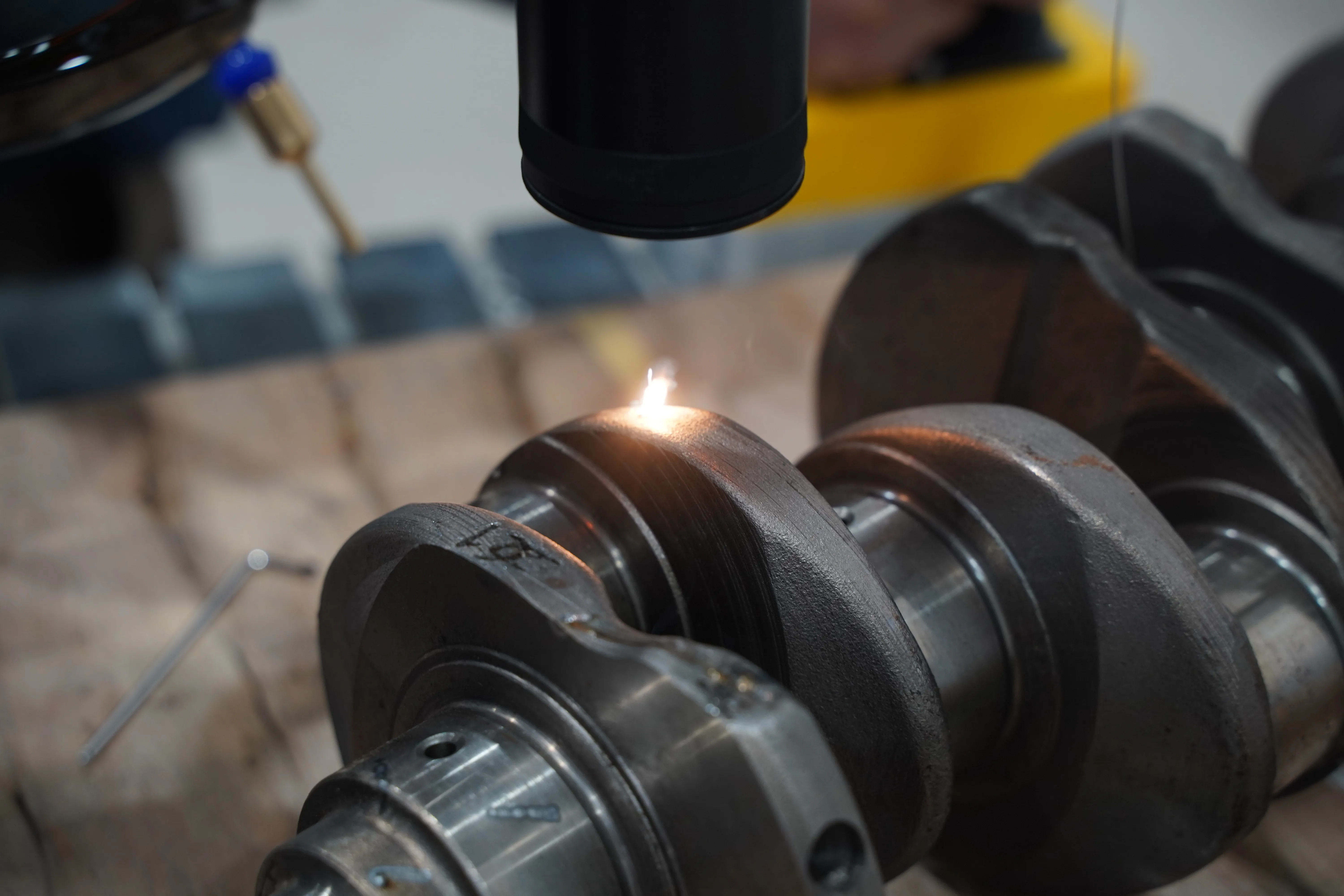 

QCW Сварочный аппарат для обработки металла, полуавтоматическая точность и крупная заплата поверхности, CCD, визуализация сварных пятен, ясное изготовление на заказ, внешний дизайн