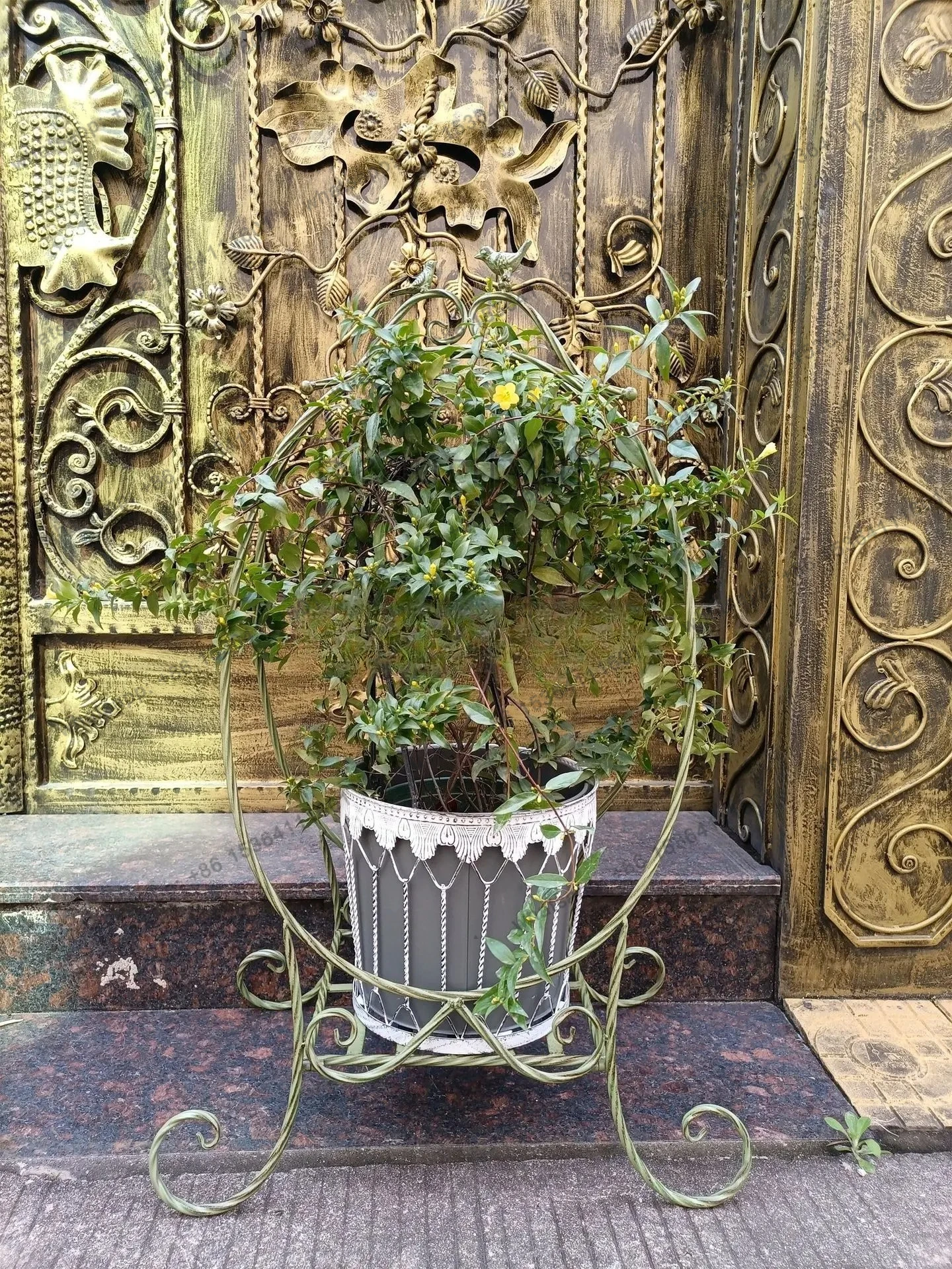 original single wrought iron vine climbing frame, simple folding floor-to-ceiling old flower stand, courtyard balcony bonsai